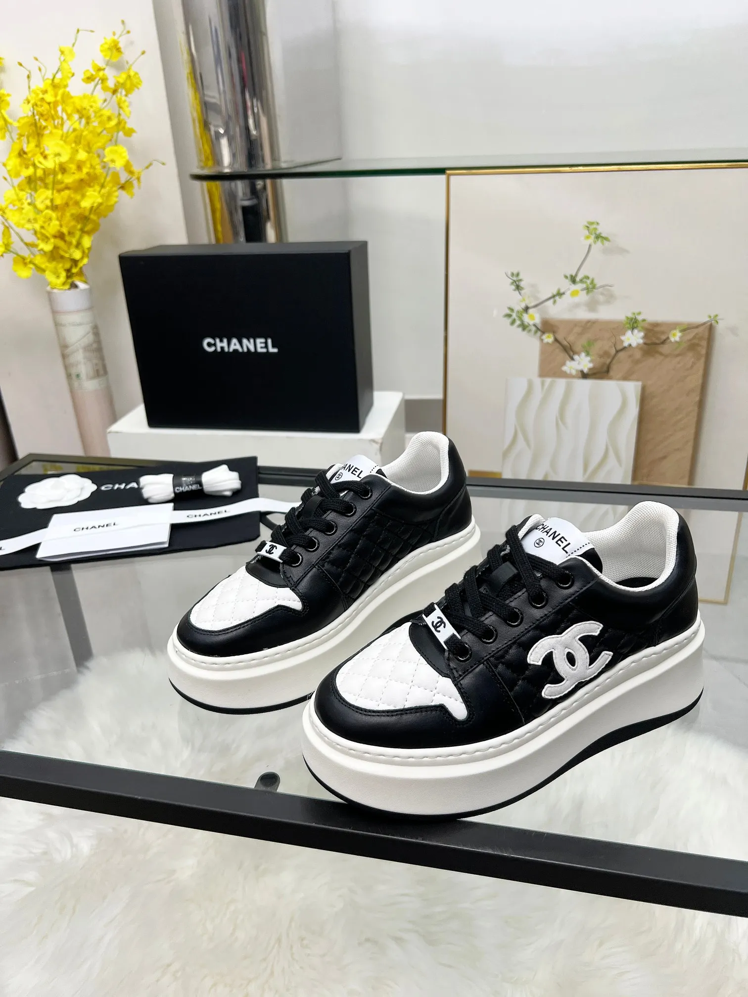 👟👟Ex-factory price 480👟👟 CHANEL 25C spring and summer new sports shoes official website is available at the same time ❤️ Counter out-of-stock kings. Major bloggers are recommending new styles on social days. This season’s new styles are simply eye-catching and look great on the feet. The casual casual sports style is refreshing and natural, interpreting Chanel’s fashionable femininity. The overall customization makes all sports models on the market at that time obsolete. This series is now available for sale! The upper is made of custom imported pebbled calf leather ➕ custom frosted calf leather. The lining is made of original one-to-one professionally customized mesh. Hardware accessories. Original full set of molds (not common in the market). Original custom molded TPU combination outsole. Height 4 cm. Women's size 35-39.